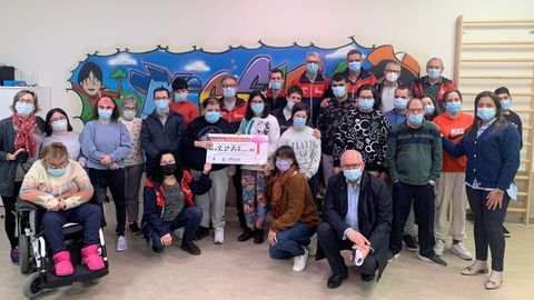 Al acto de entrega acudieron el alcalde nois, Santiago Freire, y la edila de Deportes, Laura Salgado.