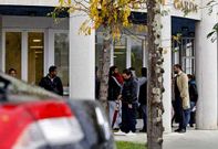 <span lang= es-es >Apoyo a las puertas de los juzgados</span>. Varias decenas de familiares, allegados y conocidos de los detenidos se concentraron durante toda la ma�ana a las puertas del juzgado de guardia.