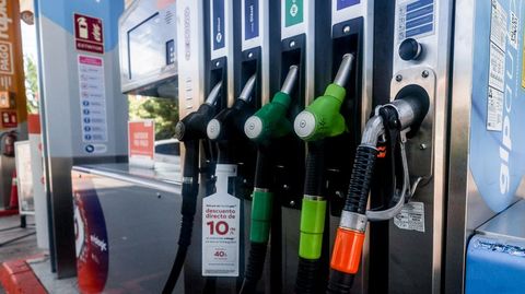 Surtidores en una gasolinera