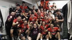 Jugadores y cuerpo t�cnico del Nov�s, celebrando la consecuci�n matem�tica de la primera plaza en la liga regular.