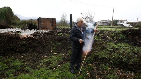 Un vecino dispara un cohete en una zona que ardi en el incendio de septiembre, pero que ya empieza a cubrirse de hierba