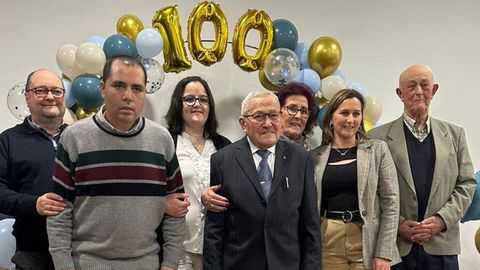 Familiars y amigos, as� como la alcaldesa, acompa�aron a Jos� Mar�a en la fiesta por su 100 cumplea�os