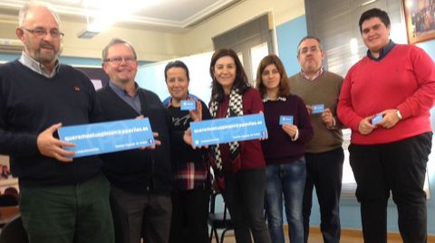 Maniega, con compa�eros del PP avilesino