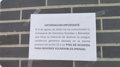 Cartel informativo en un portal del barrio de La Florida, en Oviedo