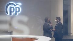 El presidente de la Xunta, Alberto N��ez Feijoo, y el presidente de la Regi�n de Murcia, Fernando L�pez Miras, conversan en la sede del PP en G�nova, ya de madrugada, a la conclusi�n de la reuni�n de los barones.