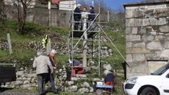 Labores de restauracin do cruceiro de Couso, en Santa Mara de Xeve (Pontevedra)