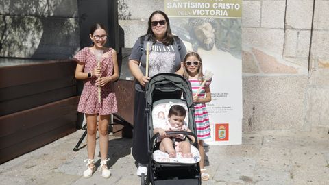 De izquierda a derecha: L�a, Mar�a, Elba y Menc�a a la entrada de la Concatedral en la procesi�n del Cristo de la Victoria un d�a antes.