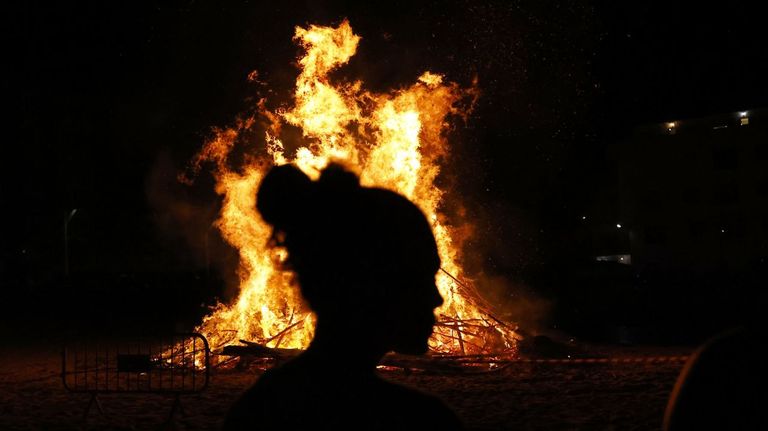 Tradicional hoguera de san <span lang= gl >Xo&aacute;n</span>, unha das tradici&oacute;ns que se mant&eacute;n en toda a comarca