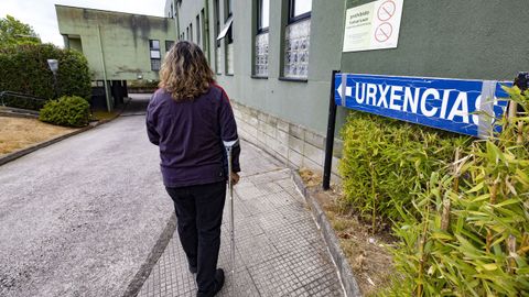 Una persona accede a la zona de urgencias del PAC de Carballo