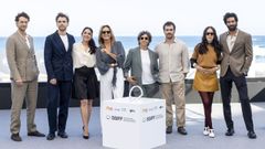 La escritora Mar�a Due�as (cuarta desde la izquierda) posa junto al elenco de 'Sira' en el 74 Festival de Cine de San Sebasti�n