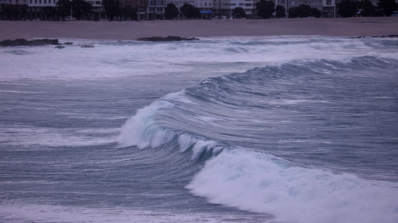 El aviso rojo por fuerte oleaje pone a prueba la costa de A Coruña