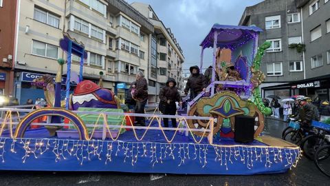 Una de las carrozas en las que recorrieron los Reyes Magos el municipio de Cambre.
