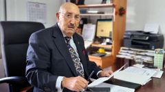 Gerardo Acosta Santos, de 87 años, en su bufete de Vigo