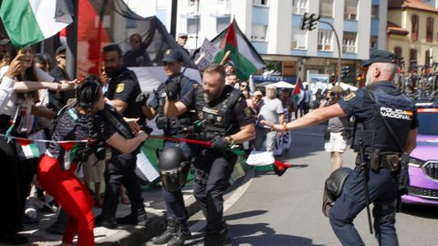  Altercado entre policas y manifestantes muestran su apoyo a Palestina y su rechazo a la participacin del equipo Israel Tech durante la decimocuarta etapa de la Vuelta ciclista a Espaa que se disputa este sbado sobre 135,9 kilmetros en Asturias con comienzo en Avils y final en las duras rampas del Alto de la Ferrapona, en los lagos de Somiedo

