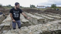 Francisco Alonso, el arque�logo que dirige la investigaci�n del yacimiento de Proendos, en una fotograf�a del a�o 2022 junto a los restos del granero romano de origen romano encontrado en esta parroquia de Sober