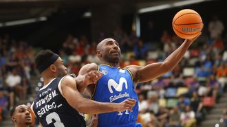El base uruguayo del Movistar Estudiantes, Jayson Granger (d), hace una bandeja ante el escolta estasounidense del Alimerka Oviedo