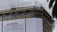 El proyecto original preve�a sustituir los r�tulos del Pastor por otros del Santander. Pero la comisi�n que vela por hacer cumplir el plan de conservaci�n del centro hist�rico plante� que debe mantenerse el letrero actual, con el fin de no alterar la percepci�n del edificio, que goza de protecci�n monumental, una de las m�s exigentes. El proyecto final del Santander prev� mantenerlos. 