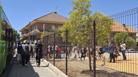 Primer autob�s con vecinos evacuados por los incendios de Chapiner�a, que han tenido que ser trasladados al Centro Miguel Delibes de Villaviciosa de Od�n 