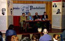 Una de las im�genes que se podr� ver en la exposici�n: recoge la presentaci�n de la obra �Queixumes dos pinos�, editada por la Biblioteca 120 de La Voz de Galicia. Tuvo lugar el 22 de octubre del 2002.