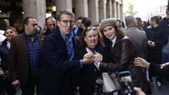 Alberto Núñez Feijoo y Isabel Díaz Ayuso se hacen una foto con una simpatizante. 