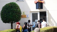 Varios ciudadanos hac�an cola este lunes en la comisar�a de expedici�n del DNI de Ferrol.