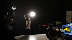 El piloto Fernando Alonso este mi�rcoles en la grabaci�n de un documental en el museo que tiene en el municipio asturiano de Llanera