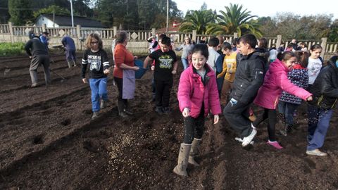 En una imagen de archivo, actividades intergeneracionales organizadas hace a�os por el Concello de Valga.