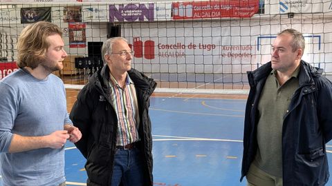 De izquierda a derecha: Jorge Bustos, edil de Deportes; el t�cnico municipal Chicho Trabada; y Jos� �ngel Luna, presidente de la federaci�n gallega y vicepresidente de la espa�ola.