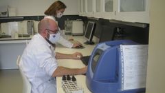 Juan Ventura, responsable del laboratorio de propiedades f�sicas del aula, y Paz Fern�ndez-Albalat, responsable del laboratorio de an�lisis sensorial