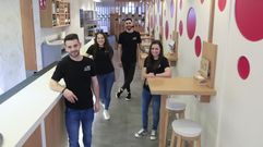 Daniel y Noelia Recarey (en primer plano) junto a sus camareros Lydia y Juan (detr�s) en Jazba Caf� Bar. El nombre del negocio, dicen, es una palabra pakistan� en urd� que �significa pasi�n por algo�. �Creemos que en la vida hay que ponerle a todo pasi�n, ser optimista y creer en lo que est�s haciendo, por lo que nos pareci� muy adecuado�, destacan los hermanos. 