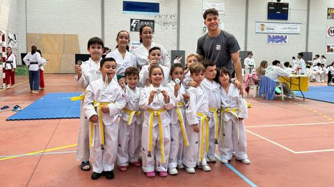 Camba, con alumnos de su escuela de Sarria