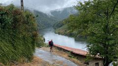 Una peregrina del Camino de Invierno en el tramo de los Codos de Belesar, en el municipio de O Savi�ao