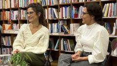 La autora de �Hogar, verde hogar�, Clara Redondo (en la foto, a la izquierda), junto a Irene G�mez Rodr�guez, de la Editorial Lunwerg, durante la presentaci�n de la publicaci�n en la librer�a Follas Novas. 