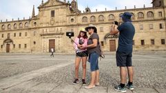 Una familia de turistas portugueses, este verano en el Campo da Compa��a, en Monforte