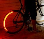 <span lang= es-es >Luces para hacerse ver</span>. Revolights (EE.?UU.) son una serie de anillos LED que se colocan en las llantas de la bicicleta y que se alimentan con baterias de ion litio. Un im�n unido a un aceler�metro determina cu�ndo las luces deben estar iluminadas.