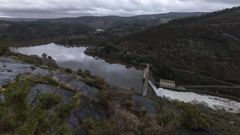 Apertura de las compuertas de la presa Barri� de la Maza por la crecida del r�o Tambre