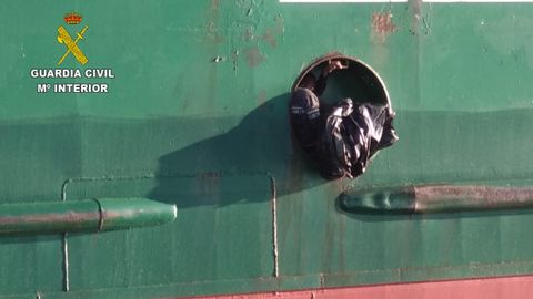 El joven, de solo 15 a�os, estaba escondido en el hueco por el que se descuelga uno de los cabos de amarre
