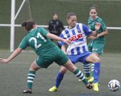 Pauleta y Nati disputan un baln durante el partido disputado ayer en Navia. 