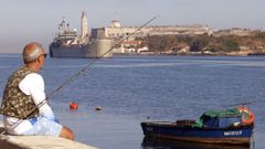 Un hombre observa la entrada en el puerto de La Habana de uno de los buques de la Armada mexicana con ayuda humanitaria