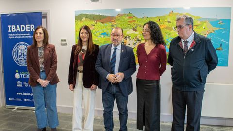 La directora de Agader, Paz Rodr�guez; la conselleira de Medio Rural, Mar�a Jos� G�mez; el rector de la USC, Antonio L�pez, la concejala lucense Ana Abelleira y el director del Ibader, Pablo Ramil, en el acto. 