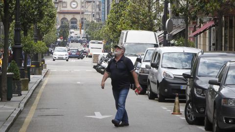 Un peat�n, en Oviedo
