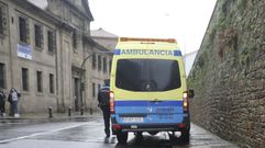En una imagen de archivo, Polic�a Local de Santiago y una ambulancia en la calle Virxe da Cerca