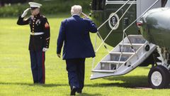 Donald Trump se dirige a la aeronave para iniciar su viaje con destino a Oriente Medio