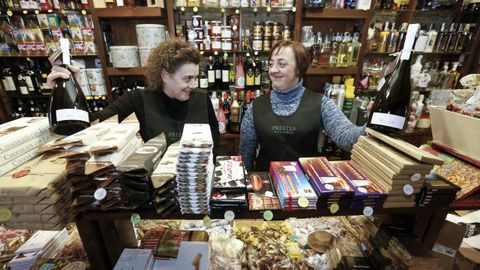 La tienda delicatessen. Adela Fern�ndez, de la queseria, Prestes, s� cree que los agraciados realizar�n la mayor parte del gasto en el pueblo.