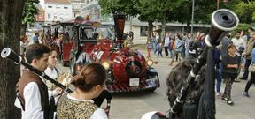 Las gaitas y el tren tur�stico pusieron el toque l�dico y festivo al inicio de la nueva edici�n del Carballo por Etapas. 