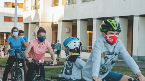 Ciclistas en el carril bici de Poniente