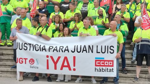 Trabajadores de Urbaser, en la concentración que celebraron hace pocos días en solidaridad con su compañero y para protestar por la puesta en libertad del presunto agresor