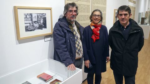 Jaime, Fernanda y Juan Pablo, hijos del escritor, posando ante una imagen antigua de su padre.