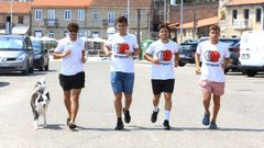 El perro Panda, Isaac P�rez Cabaleiro, Xi�n Parada Cabaleiro, Jorge Garc�a Balea y Miguel Garc�a Balea, este martes, en el aparcamiento del puerto de Beluso, en Bueu