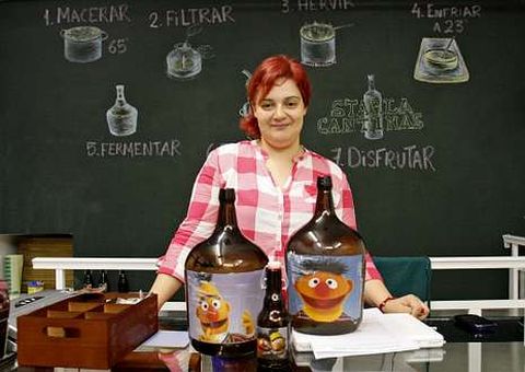 Amor Aira en su establecimiento con algunos de los dise�os.